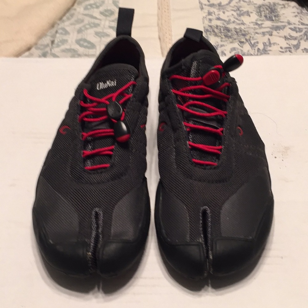 Olukai split-toe water shoes-LIKE NEW-RUNS SMALL